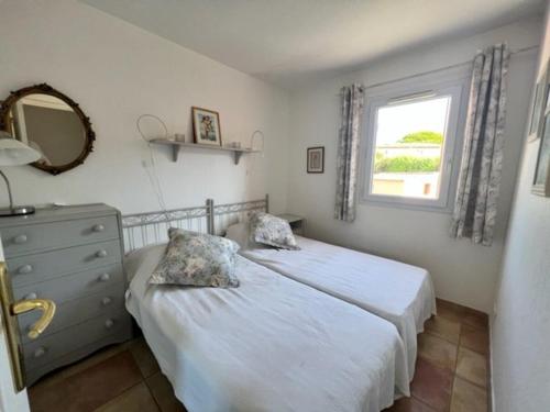 Postel nebo postele na pokoji v ubytování Maison climatisée 2 chambres, proche village, terrasse, jardinet, piscine, parking privé - FR-1-726-14