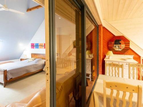 Zimmer mit 2 Betten und einer Glastür in der Unterkunft Guestroom Dureil, 1 pièce, 5 personnes - FR-1-410-395 in Dureil