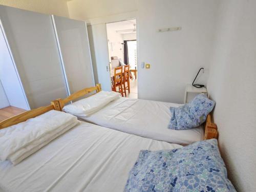 deux lits jumeaux dans une chambre avec dans l'établissement T2 avec Terrasse, Vue Port, Parking Privé, Espace Aquatique, et Plus - 4 Couchages - FR-1-195-99, au Barcarès