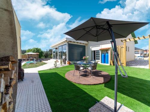 Zahrada ubytování Rural Holiday Home with Pool