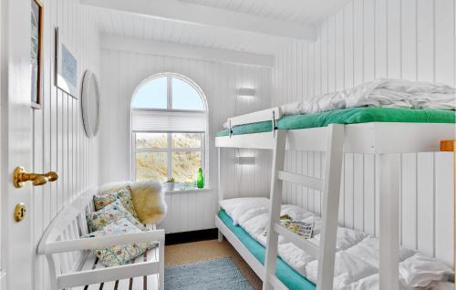 sypialnia z 2 łóżkami piętrowymi i oknem w obiekcie 3 Bedroom Beautiful Home In Ringkbing w mieście Ringkøbing