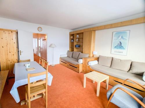 un salon avec un canapé et une table dans l'établissement Appartement lumineux · Proche des pistes · Balcon · Animal admis - FR-1-502-494, à Tignes