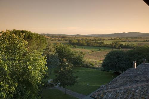 an aerial view of a golf course with trees at Borgo San Lorenzo a Linari in San Rocco a Pilli