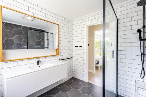 アンナ・ベイにあるSeabreeze 18 Abel Place fantastic holiday house on the beachの洗面台と鏡のあるバスルーム