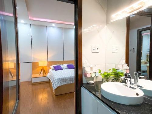 baño con lavabo y 1 cama en una habitación en Vũng Tàu Apartmen OSC en Vung Tau