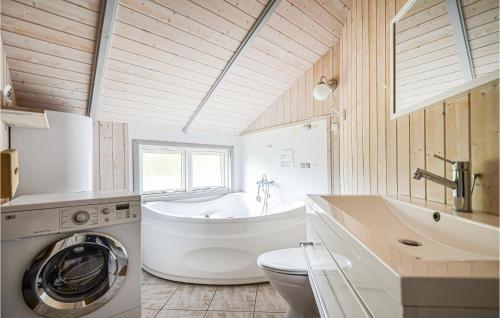 KnebelにあるStunning Home In Knebel With 3 Bedrooms, Sauna And Wifiのバスルーム(バスタブ、トイレ、シンク付)