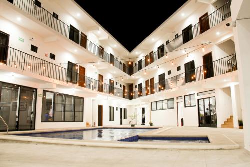 een groot gebouw met een zwembad in het midden bij Acacia Hotel in Tuxtla Gutiérrez