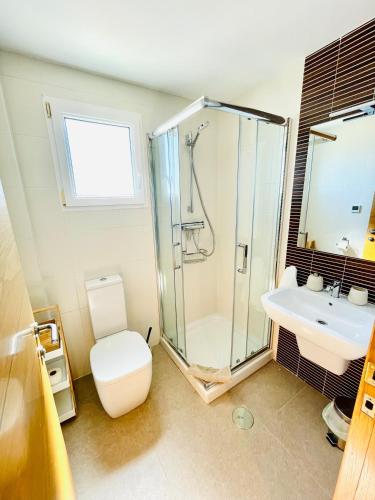 a bathroom with a shower and a toilet and a sink at Apartamento Rokita Blanca in La Manga del Mar Menor