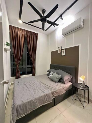 Cozy 2 BR Apartment w/ Pool Gym Wi-Fi & Work Space في كلانغ: غرفة نوم مع سرير ومروحة سقف