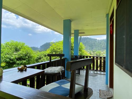 un balcone con tavolo e sedie e vista di Santa Claus Hilltop a San Vicente