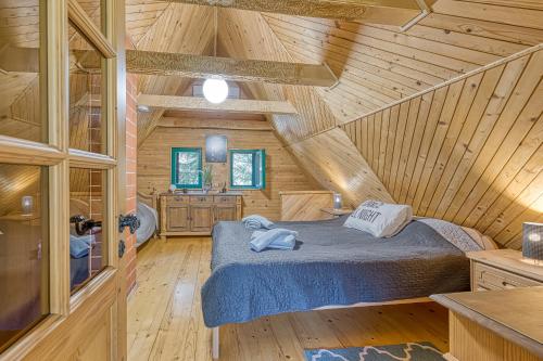 1 dormitorio con 1 cama en una cabaña de madera en Fani's Riverside Cottage - Happy Rentals, en Kostel