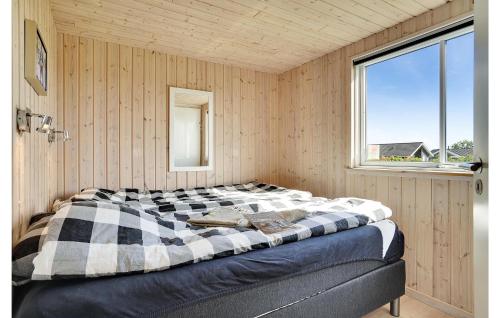 SkåstrupにあるAmazing Home In Bogense With 6 Bedrooms, Sauna And Wifiの窓付きの客室の大型ベッド1台分です。