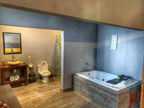 マサミトラにあるCabaña Familiar 10のバスルーム(バスタブ、トイレ付)