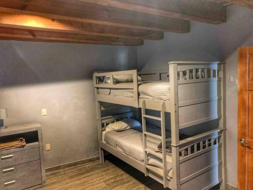 マサミトラにあるCabaña Familiar 10の二段ベッド3組が備わる部屋