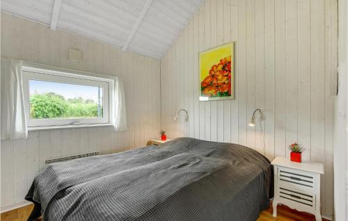 ノーポにあるStunning Home In Nordborg With 3 Bedrooms, Sauna And Wifiのベッドルーム(ベッド1台、窓付)