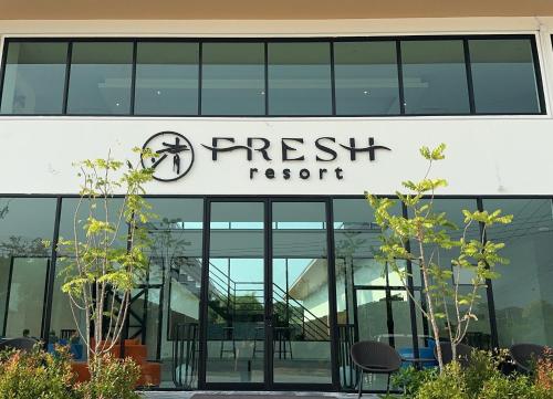 a fresh report sign on the front of a building at Fresh Resort Pattaya in Ban Huai Yai