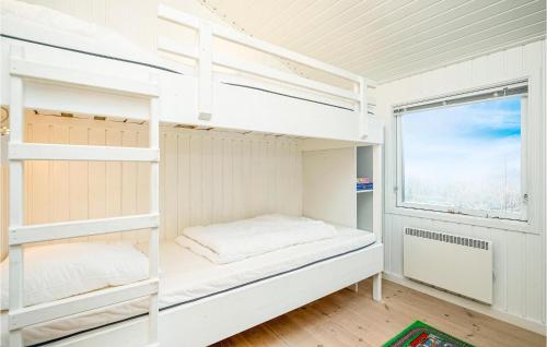 ロッケンにあるGorgeous Home In Lkken With Kitchenの二段ベッドと窓が備わる客室です。