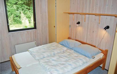 een bed in een kamer met een raam bij Bgely in Ris