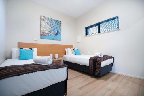 ein Hotelzimmer mit 2 Betten und einem Fenster in der Unterkunft 507 High Heaven Breathtaking Views, Pool, Parking in Perth
