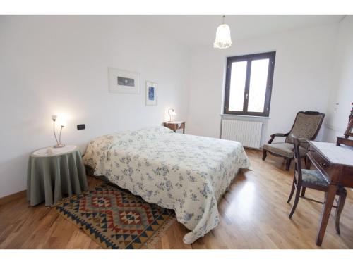 Schlafzimmer mit einem Bett, einem Tisch und einem Schreibtisch in der Unterkunft Ca der Forn the Bread Oven House in Cascina Bricchetto Langhe - Italy in Trezzo Tinella