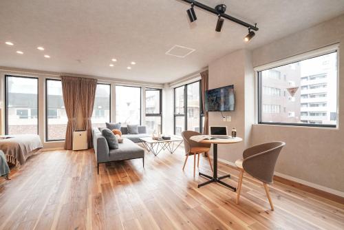 a living room with a bed and a table and chairs at Tokyo IKOI HOTELー綺麗なホテル in Tokyo