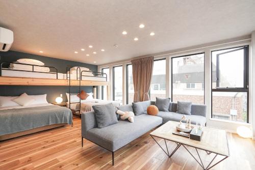 a living room with a bed and a couch and a bed at Tokyo IKOI HOTELー綺麗なホテル in Tokyo