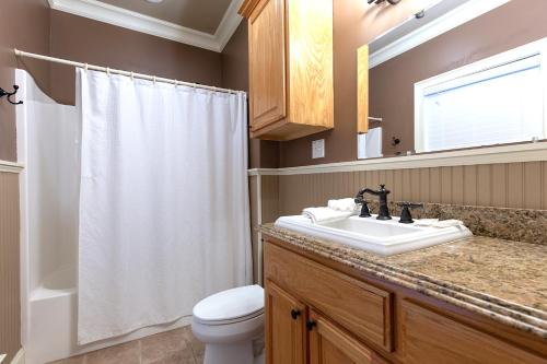 Koupelna v ubytování Cajun Spice, 2 Bedrooms, Mountain View, Hot Tub, WiFi, Sleeps 6