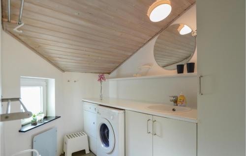 エーベルトフトにあるAmazing Home In Ebeltoft With Kitchenのランドリールーム(洗濯機、シンク付)