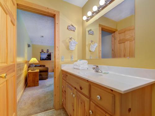 uma casa de banho com um lavatório e um espelho em Trail’s End, 2 Bedrooms, Hot Tub, Jetted Tub, Gas Fireplace, Sleeps 8 em Gatlinburg