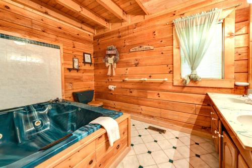baño de madera con bañera y lavamanos en Cherished Memories, 2 Bedrooms, Sleeps 6, Jetted Tub, Near Golf Course, en Gatlinburg