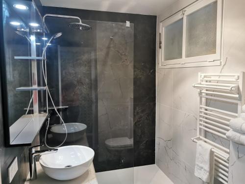 une salle de bain avec une douche, des toilettes et un lavabo dans l'établissement Les Soleils, à Les Sables-dʼOlonne