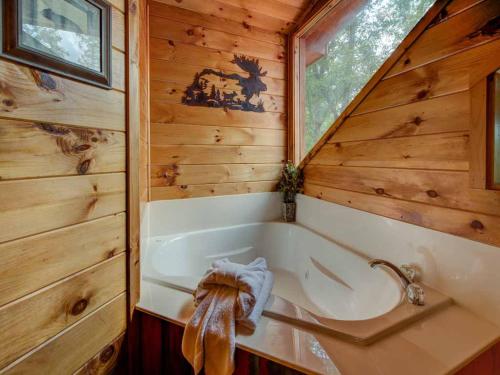 baño con bañera en una cabaña de madera en Our Mountain Getaway, 3 Bedrooms, Sleeps 12, Hot Tub, 2 Jacuzzis, WiFi, en Sevierville