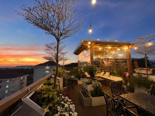 - un toit-terrasse avec des tables et des chaises la nuit dans l'établissement Dalat Blanc Hotel 2, à Khu Chi Lăng