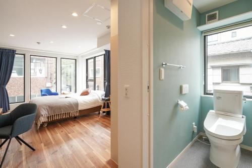 a bathroom with a bed and a toilet in a room at Tokyo IKOI HOTELー綺麗なホテル in Tokyo