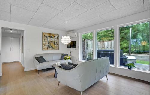una sala de estar con un sofá y una mesa en Four-Bedroom Holiday Home In Spottrup, en Spottrup