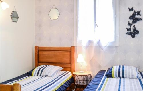 1 dormitorio con 2 camas y ventana en Nice Home In St, Bressou With Kitchen en Saint-Bressou