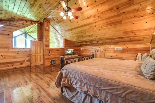 um quarto com uma cama num chalé de madeira em Bear Hunter, 4 Bedrooms, Sleeps 14, Theater, Jacuzzi, Arcade, Pool Table em Sevierville