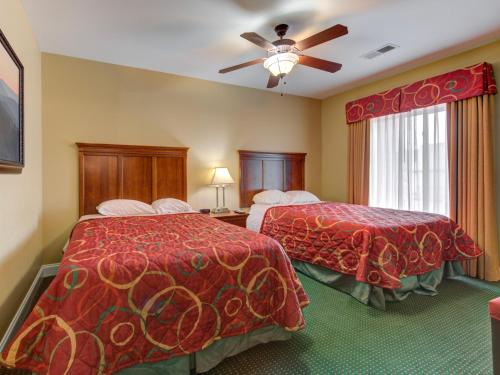 Ένα ή περισσότερα κρεβάτια σε δωμάτιο στο City Bear, 2BR, Pool, Spa, Downtown Gatlinburg, Sleeps 6