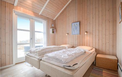 エーベルトフトにあるNice Home In Ebeltoft With 4 Bedrooms, Sauna And Wifiの窓付きの部屋にベッド付きのベッドルーム1室があります。