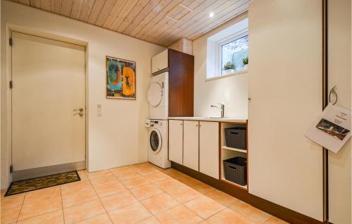 エーベルトフトにあるNice Home In Ebeltoft With 4 Bedrooms, Sauna And Wifiのキッチン(シンク、洗濯機付)