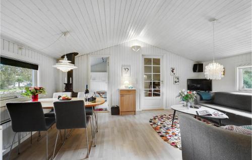 Μια τηλεόραση ή/και κέντρο ψυχαγωγίας στο Amazing Home In Herning With Kitchen