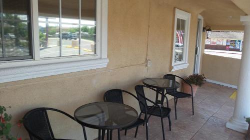 a group of tables and chairs in a restaurant at Holiday Motel Oakdale in Oakdale