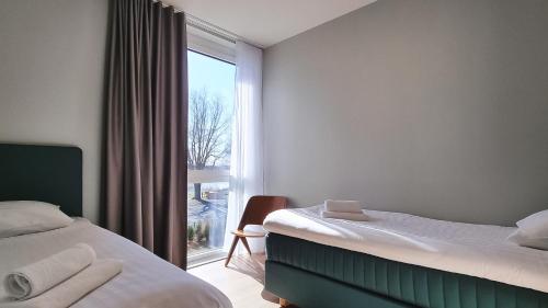 um quarto de hotel com duas camas e uma janela em Võru Kodu 1-1 em Võru