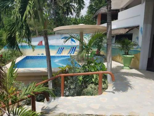 un complexe avec une piscine et des palmiers dans l'établissement Seaview Hill (Family room with private Pool), 