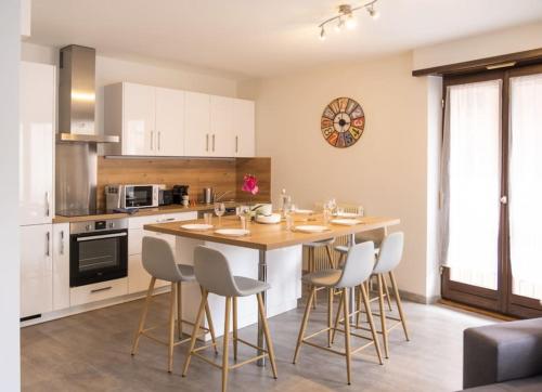 a kitchen with a table and chairs in a room at Nouveau - Le Luminosa - Centre ville in Haguenau