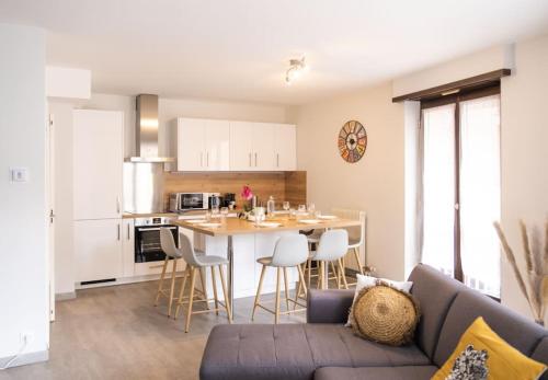 uma cozinha e sala de estar com um sofá e uma mesa em Nouveau - Le Luminosa - Centre ville em Haguenau
