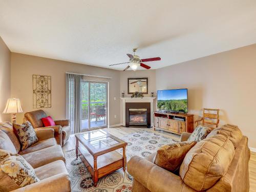 Телевізор і / або розважальний центр в A Time to Gather Whispering Pines 614