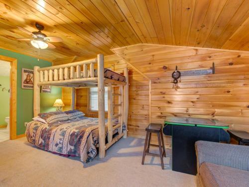 Dormitorio con cama y escritorio en una cabaña en Dew South, 2 Bedrooms, Sleeps 8, Views, Arcade, Hot Tub, Pet Friendly, en Gatlinburg