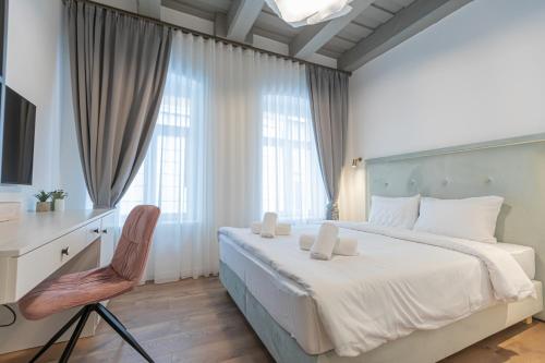 una camera con un grande letto e una sedia di Richter Residence a Braşov