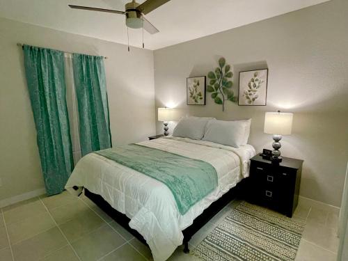 um quarto com uma cama grande e cortinas verdes em Traveler Stay em Eagle Pass